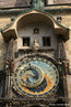 O <em>Orloj</em>  um relgio astronmico medieval, localizado em Praga, capital da Repblica Checa. Ele foi montado na parede sul da Prefeitura Municipal da Cidade Velha na Praa da Cidade Velha, que so atraes tursticas bastante populares. O <em>Orloj</em>  composto de 3 componentes principais: o mostrador astronmico, representando a posio do Sol e da Lua no cu, alm de mostrar vrios detalhes celestes; a Caminhada dos Apstolos, um show mecnico representado a cada troca de hora com as figuras dos apstolos e outras esculturas com movimento; e um mostrador-calendrio com medalhes representando os meses (ou zodacos, como aparecem em alguns textos). A parte mais antiga do <em>Orloj</em>, composta pelo relgio mecnico e o mostrador astronmico, foi feito pelo relojoeiro Mikulas de Kadan e Jan Sindel, mais tarde professor de matemtica e astronomia da Universidade de Charles, em 1410. Este relgio  o terceiro de seu tipo. O primeiro foi construdo em Pdua em 1334. </br></br> Palavras-chave: Relgio astronmico. Idade mdia. Sol. Lua. Orloj. Praga. Repblica Tcheca. Astronomia. Geografia. Zodaco. 