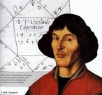 <em>Nikolaj Kpernik</em>, conhecido entre nós pelo nome latinizado de Copérnico, nasceu em Torun, na Polônia, em 1473. Desde cedo verificou que a teoria geocêntrica de Ptolomeu, que colocava a Terra no centro do Universo, era complicada e pouco satisfatória. A maior parte do problema podia ser resolvida removendo a Terra da sua posição central e substituindo-a pelo Sol. Esta sua tese está descrita no livro <em>De Revolutionibus Orbium Coelestium</em> relativo ao movimento orbital dos principais corpos celestes conhecidos no seu tempo. </br></br> Palavras-chave: Copérnico. Astronomia. Ptolomeu. Sistema geocêntrico. Sistema heliocêntrico. Sol. Terra. De Revolutionibus Orbium Coelestium (livro).