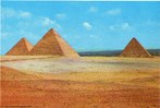 As três pirâmides de Gizé, Keóps, Quéfren e Miquerinos, foram construídas como tumbas reais para os reis Khufu (Keóps), Quéfren, e Menkaure (pai, filho e neto), que dão nome às pirâmides. A primeira delas, Queóps, foi construída há mais de 4.500 anos, por volta do ano 2550 a.C., chamada de Grande Pirâmide. </br></br> Palavras-chave: Pirâmides. Tumba. Sete maravilhas do mundo. História.