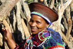 A grande maioria dos habitantes pertence a distintos grupos étnicos negros. O mais numeroso é o nguni, em que se incluem os povos xhosa, zulu, suazi e ndebele, das regiões costeiras do Índico; os sotos, do planalto central, e os venda e tsonga, que vivem no noroeste do país. São povos bantos que imigraram para o sul da África procedentes da região dos grandes lagos. </br></br> Palavras-chave: Povos. Cultura. Etnia. África do Sul.