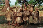 Ritual, dança em Malawi. A República do Malawi, formalmente Nyasaland, é um país soberano localizado no sudeste da África. Malawi faz fronteira com Zâmbia a noroeste, Tanzânia ao norte e Moçambique, que a circunda a leste, sul e oeste e é separado do Malawi pelo Lago Malawi (também Lago Nyasa). A origem do nome do Malawi não é claro; é derivada de tribos do sul, ou do "brilho do sol nascente através do lago" (como visto em sua bandeira). O Malawi é um país densamente povoado, com uma sistema presidencial de governo democraticamente eleito. </br></br> Palavras-chave: Malawi. África. Dança. Ritual. Cultura. Religião. Política.