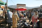 Nas ruas estreitas das medinas, centenas de pequenos bazares, alojados no souk (mercado), oferecem ao viajante um espetculo de aroma e cor, tpico destas paragens. Faquires, encantadores de serpentes, vendedores de remdios, corretores de apostas, aguadeiros, invadem as praas numa mescla agitada. Balak-balak - cuidado, cuidado -  o aviso constante a quem impede a passagem . </br></br> Palavras-chave: Mercado. Praa. Espetculo. Ruas. Bazares. Cultura. Turismo. Economia.