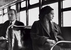 Rosa Parks é considerada uma das pioneiras na defesa dos direitos civis por ter se recusado em 1955 a levantar de seu assento em um ônibus de Montgomery, Alabama, para permitir que um passageiro branco sentasse em seu lugar - algo obrigatório por lei. </br></br> Palavras-chave: Preconceito racial. Direitos civis. Política.  