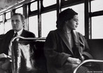 Rosa Parks  considerada uma das pioneiras na defesa dos direitos civis por ter se recusado em 1955 a levantar de seu assento em um nibus de Montgomery, Alabama, para permitir que um passageiro branco sentasse em seu lugar - algo obrigatrio por lei. </br></br> Palavras-chave: Preconceito racial. Direitos civis. Poltica.  