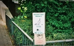 A foto tirada em 2007, refere-se a sacos para cocô de cachorro, em praça de Praga (capital da República Checa). </br></br> Palavras-chave: Praga. Conscientização ambiental. Meio ambiente.