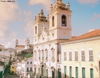 Pelourinho  o nome de um bairro da capital do estado brasileiro da Bahia, localizado em seu Centro Histrico, que possui um conjunto arquitetnico colonial (barroco portugus) preservado e integrante do Patrimnio Histrico da Unesco. Nos seus largos acontecem manifestaes culturais e carnavalescas. </br></br> Palavras-chave: Bahia. Cultura. Arquitetura Colonial. Barroco. Centro Histrico. 