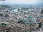 Salzburgo  uma cidade no oeste da ustria, capital do estado federal de Salzburgo, e a quarta maior cidade da ustria.  conhecida pela sua arquitetura barroca, lindas paisagens, por ter sido o local de nascimento de Wolfgang Amadeus Mozart e por ser uma passagem atravs dos Alpes. </br></br> Palavras-chave: Cidade. Astria. Salzburgo. Capital. Estado. Paisagem. Mozart. 