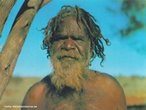 Os aborígenes da Austrália descendem de emigrantes africanos que povoaram a Ásia e há 60 mil anos cruzaram o mar, utilizando canoas e toscas embarcações. Eles foram levados à beira da extinção pelos colonizadores Ingleses, e hoje representam somente 1% da população, ou seja, cerca de 200 mil.  </br></br> Palavras-chave: Austrália. Oceania. Indígenas. Colonização.