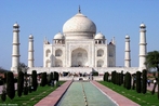 O Taj Mahal é um mausoléu situado em Agra, uma cidade da Índia e o mais conhecido dos monumentos do país. Encontra-se classificado pela Unesco como Patrimônio da Humanidade. Foi recentemente anunciado como uma das Novas Sete Maravilhas do Mundo Moderno em uma celebração em Lisboa no dia 7 de Julho de 2007. Assim, o Taj Mahal é também conhecido como a maior prova de amor do mundo, contendo inscrições retiradas do Corão. É incrustado com pedras semipreciosas, tais como o lápis-lazúli entre outras. A sua cúpula é costurada com fios de ouro. O edifício é flanqueado por duas mesquitas e cercado por quatro minaretes. </br></br> Palavras-chave: Monumento. Palácio. Sete maravilhas do mundo. História.