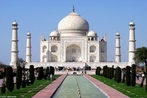 O Taj Mahal  um mausolu situado em Agra, uma cidade da ndia e o mais conhecido dos monumentos do pas. Encontra-se classificado pela Unesco como Patrimnio da Humanidade. Foi recentemente anunciado como uma das Novas Sete Maravilhas do Mundo Moderno em uma celebrao em Lisboa no dia 7 de Julho de 2007. Assim, o Taj Mahal  tambm conhecido como a maior prova de amor do mundo, contendo inscries retiradas do Coro.  incrustado com pedras semipreciosas, tais como o lpis-lazli entre outras. A sua cpula  costurada com fios de ouro. O edifcio  flanqueado por duas mesquitas e cercado por quatro minaretes. </br></br> Palavras-chave: Monumento. Palcio. Sete maravilhas do mundo. Histria.