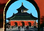 O Templo do Céu é um complexo de templos taoístas em Pequim, o maior do seu gênero em toda a República Popular da China. Foi construído no ano 1420 e tanto a Dinastia Ming como a Dinastia Qing o utilizaram para pedir a intercessão celestial para as colheitas (na Primavera) e dar graças ao Céu pelos frutos obtidos (no Outono). Desde 1998 que é considerado Patrimônio da Humanidade pela Unesco. </br></br> Palavras-chave: Templo do céu. Pequim. China. Unesco. Taoísmo. Dinastia Ming. Dinastia Qing. Cultura. 