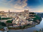 Toledo fica prximo a Madri. Foi capital do Reino dos Visigodos, conquistada pelos rabes e depois transformou-se num importante centro <em>Moorish</em>. Em 1085 a cidade foi invadida e foi anexada ao Reino de Castilla, quando se tornou capital.  uma cidade pequena, mas repleta de histria, onde marcas dos povos que o invadiram esto por toda parte. </br></br> Palavras-chave: Espanha. Toledo. Cidade. Capital. Histria. Povos. 