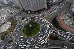 Na China, para evitar o agravamento do caos no trnsito, as cidades possuem vias separadas para as bicicletas, ao lado das destinadas aos carros. Mas isso no evita o encontro de ciclistas, pedestres e carros nos cruzamentos, com evidente desvantagem para os desprovidos de quatro rodas. </br></br> Palavras-chave: Carros. Bicicletas. Trnsito. Cidades. China. Crescimento econmico. 