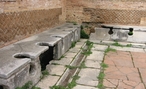 Vaso sanitário do Império Romano - antiga Roma, Itália. </br></br> Palavras-chave: Saneamento básico. Vaso sanitário. Antiga Roma. 