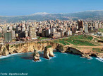 Beirute  a capital e maior cidade do Lbano. Localiza-se na costa do Mediterrneo. Tem cerca de 1.940.000 habitantes. Na antiguidade era uma cidade fencia com a designao de Berytus. Recebeu a alcunha de Paris do Oriente por sua atmosfera cosmopolita, anterior  Guerra Civil, quando foi destruda e incendiada. Est de cara nova graas a um bilionrio esforo de reconstruo e, pouco a pouco, recupera a reputao que tinha antes da guerra. A Beirute de hoje  uma cidade em busca de si mesma, uma mistura confusa  beira-mar de Paris com So Paulo, no que as duas cidades tm de melhor e pior. </br></br> Palavras-chave: Beirute. Lbano. Cidade. Mediterrneo. Guerra civil. Reconstruo.  