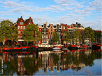 Amsterdã é a capital e a maior cidade dos Países Baixos, situada na província Holanda do Norte. Seu nome é derivado de uma represa (dam) no rio Amstel, o rio onde fica a cidade. A cidade é conhecida por seu porto histórico, seus museus de fama internacional e seus inúmeros canais que levaram Amsterdã a ser chamada a "Veneza do Norte". </br></br> Palavras-chave: Amsterdã. Holanda. Europa. Países baixos. Cidade. País desenvolvido.