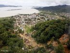 Imagem mostra os deslizamentos em barrancos da cidade de Antonina, causados pelas fortes chuvas. </br></br> Palavras-chave: Antonina. Morretes. Paranagu. Chuvas. Deslizamentos. Enchentes. Mata Atlntica. Eroso. Litoral. Paran. Relevo.