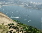 A baa de Guanabara est situada entre as cidades do Rio de Janeiro, em sua costa leste, e as de Niteri e So Gonalo, na costa oeste. A baa  a resultante de uma depresso tectnica formada no Cenozoico, entre dois blocos de falha geolgica: a chamada Serra dos rgos e diversos macios costeiros, menores. Constitui a segunda maior baa, em extenso, do litoral brasileiro. </br></br> Palavras-chave: Baa de Guanabara. Rio de Janeiro. Relevo. Depresso. Litoral. Turismo. Economia.