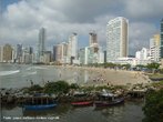 Balnerio Cambori, localizada no litoral centro norte de Santa Catarina,  um dos destinos tursticos mais visitados do Brasil, em especial por catarinenses, gachos e paranaenses. Na temporada e nos meses de maro e abril tambm  expressiva a presena de paraguaios, chilenos e argentinos. </br></br> Palavras-chave: Balnerio Cambori. Litoral. Turismo. Urbanizao. Poluio. Santa Catarina. 