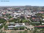 Bloemfontein (Fonte das Flores em holandês) é a sexta maior cidade da África do Sul e uma das três capitais mais importantes do país, juntamente com Pretória e a Cidade do Cabo. Bloemfontein é a capital judicial do país, e está localizada na província do Estado Livre (Free State). </br></br> Palavras-chave: Bloemfontein. África do Sul. Continente Africano. Cidade. Capital Judicial.