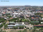 Bloemfontein (Fonte das Flores em holands)  a sexta maior cidade da frica do Sul e uma das trs capitais mais importantes do pas, juntamente com Pretria e a Cidade do Cabo. Bloemfontein  a capital judicial do pas, e est localizada na provncia do Estado Livre (Free State). </br></br> Palavras-chave: Bloemfontein. frica do Sul. Continente Africano. Cidade. Capital Judicial.