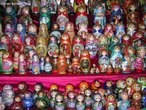 Uma matrioshka, matriochka ou matrioska ou boneca russa  um brinquedo tradicional da Rssia, constituda por uma srie de bonecas, feitas de diversos materiais, ainda que o mais frequente seja a madeira, que so colocadas umas dentro das outras, da maior (exterior) at a menor (a nica que no  oca). A palavra provm do diminutivo do nome prprio Matryona. O nmero de figuras que se conseguem encaixar , geralmente de 6 ou 7, ainda que existam algumas com um nmero impressionante de peas. Outra caracterstica que diferencia as diversas peas so as figuras que encarnam: desde figuras femininas vestidas com trajes tradicionais campesinos, a personagens de contos de fadas, at aos antigos lderes da Unio Sovitica. </br></br> Palavras-chave: Bonecas russas. Rssia. Campesinos. Unio Sovitica. Matrioshka. Trajes tradicionais. Cultura.