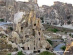 A Capadcia  uma regio da Turquia, conhecida por sua singular paisagem lunar, alm de suas cidades subterrneas que serviram de abrigo aos antigos cristos, bem como suas casas e igrejas escavadas nas rochas. Essas cidades subterrneas foram construdas pelos Hititas, e serviram de inspirao para os cristos seguirem sua f, na poca em que sua religio era proibida. Ao todo so quase 200 igrejas escavadas na rocha, decoradas por artistas locais muito hbeis. As cores utilizadas eram basicamente azul e vermelho, cores naturais facilmente encontradas por ali. As igrejas eram usadas para catequizar a populao, afinal, num local onde quase ningum sabia ler e escrever, a melhor forma de ensinar era por meio de desenhos e afrescos. </br></br> Palavras- chave: Capadcia. Turquia. Religio. Cultura. Geografia. Relevo. Rochas. Eroso. Vento.