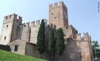 Verona é uma comuna italiana da região do Vêneto, província de Verona. Na imagem, o Castelo Vila Franca, situado em Verona, Itália. Um castelo (diminutivo de castro) é uma estrutura arquitetônica fortificada, com funções defensiva e residencial, típica da Idade Média. </br></br> Palavras-chave: Moradia. Poder. Castelo. Idade Média. 