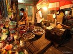 A feira livre de Donghuamen, que j foi conhecida como a melhor opo de petiscos da cidade.Trata-se de um complexo de barraquinhas que vendem aperitivos para uma maioria local e alguns turistas. Existem algumas, mais convencionais, que se limitam a servir camaro, carne, frango e frutas cristalizadas no espeto. Mas outras, mais ousadas, apostam no sucesso de estrelas-do-mar, cavalos-marinhos, escorpies e at ourios. </br></br> Palavras-chave: Petiscos. Feiras. China. Cidade. Turismo. Cultura.