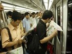 Os Chineses estão sempre apressados, a leitura do jornal no metrô economiza tempo. </br></br> Palavras-chave: China. Metrô. Jornal. Cultura. Meio de transporte.