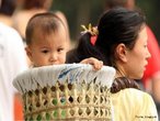 Em um passeio no zoolgico, a me carrega o filho dentro de um balaio nas costas. Costumes chineses. </br></br> Palavras-chaves: Cultura. China. Hbitos. 