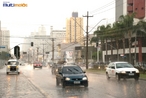 Chuva em Curitiba, Rua Visconde de Guarapuava. Curitiba localiza-se em um planalto, e o terreno plano com reas inundadas contribuem para o seu inverno ameno e mido com temperatura mdia de 13 C no ms mais frio, caindo por vezes abaixo de 2 C em dias mais frios. Durante o vero, a temperatura mdia  em torno de 21 C, mas pode subir acima de 30 C em dias mais quentes. Ondas de calor durante o inverno e ondas de frio no vero no so incomuns e mesmo dentro de um nico dia pode haver uma grande variao, uma caracterstica tpica do clima subtropical. </br></br>Palavras-chave: Chuva. Alagamento. Cidade. Curitiba. Urbanizao. Impermeabilizao. Asfalto. Capital do Paran. Clima. 