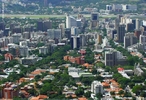 Caracas  a capital da Venezuela. Fica no norte do pas. O clima local  temperado e a rea urbana fica entre 760 e 910 metros acima do nvel do mar. </br></br>Palavras-chave: Amrica do Sul. Amrica Latina. Colonizao espanhola. Petrleo. Importao. Exportao. Hugo Chavez. Capital. Venezuela.  Clima temperado. Pas. 