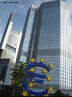 Eurotower em Frankfurt, Alemanha. A Unio Europeia (UE), anteriormente designada por Comunidade Econmica Europeia (CEE) e Comunidade Europeia (CE),  uma organizao internacional constituda atualmente por 27 estados membros. Foi estabelecida com este nome pelo Tratado da Unio Europeia (normalmente conhecido como Tratado de Maastricht) em 1992, mas muitos aspectos desta unio j existiam desde a dcada de 50. A Unio tem sedes em Bruxelas, Luxemburgo e Estrasburgo. </br></br> Palavras-chave: Unio Europeia. CEE - Comunicdade Econmica Europeia. Pases. Eurotower. Euro. Frankfurt. Alemanha.  