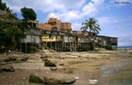 Favela do Bonfim. Conjunto de habitaes populares, geralmente toscas e desprovidas de condies de higiene, construdas em morros adjacentes aos grandes centros urbanos, bairro da lata. </br></br> Palavras-chave: Moradia. Habitaes. Casas. Crescimento Urbano. Planejamento Urbano. Cidades. Favelas. Urbanizao. 