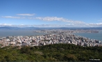 Florianópolis é a capital do estado de Santa Catarina e uma das três ilhas-capitais do Brasil. </br></br> Palavras-chave: Ilha. Capital. Santa Catarina. Imigração. Alemã. Colonização. Região Sul. Cidade. Urbanização. 