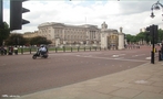 O Palcio de Buckingham  a residncia oficial da Monarquia Britnica em Londres. Somado ao fato de ser a residncia onde a Rainha Isabel II mora, o Palcio de <em>Buckingham</em>  o local de entretenimento real, base de todas as visitas oficiais de chefes de estado ao Reino Unido, e uma grande atrao turstica. </br></br> Palavras-chave: Rainha. Monarquia britnica. Poltica. Economia. Desevolvimento. Capitalismo. Inglaterra. Cidades. Turismo. G7. 