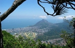 O Estado do Rio de Janeiro faz parte do bioma da Mata Atlntica brasileira, tendo em seu relevo montanhas e baixadas localizadas entre a Serra da Mantiqueira e Oceano Atlntico, destacando-se pelas paisagens diversificadas. </br></br> Palavras-chave: Rio de Janeiro. Monumento. Cristo Redentor. Morro do Corcovado. Turismo. Mata Atlntica. Relevo. 