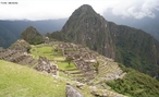 A "velha montanha", tambm chamada "cidade perdida dos Incas",  uma cidade pr-colombiana bem conservada, localizada no topo de uma montanha, a 2400 metros de altitude, no vale do rio Urubamba, atual Peru. Foi construda no sculo XV, sob as ordens de Pachacuti. A construo original  formada por pedras maiores, e com encaixes com pouco espao entre as rochas. </br></br> Palavras-chave: Cidade. Incas. Colonizao Espanhola. Destruio. Monumentos. Cidade pr-colombianas. Pedras. Cultura. Histria. 