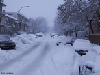 Uma cena comum em Montreal, nos dias de inverno. O clima de Montreal é temperado, varia bastante, devido à localização da cidade; Latitude: 45° 30′ 32″ N, Longitude: 73° 33′ 15″ W numa área onde grandes frentes de ar, uma vindo do polo norte, e outra, dos Estados Unidos, costumam encontrar-se. Montreal é a maior cidade da província canadense de Quebec, a segunda mais populosa do país, e também a segunda mais populosa cidade francófona do mundo. </br></br> Palavras-chave: Neve. Gelo. Clima Temperado. País Desenvolvido. Inverno Rigoroso.  
