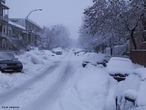 Uma cena comum em Montreal, nos dias de inverno. O clima de Montreal  temperado, varia bastante, devido  localizao da cidade; Latitude: 45 30′ 32″ N, Longitude: 73 33′ 15″ W numa rea onde grandes frentes de ar, uma vindo do polo norte, e outra, dos Estados Unidos, costumam encontrar-se. Montreal  a maior cidade da provncia canadense de Quebec, a segunda mais populosa do pas, e tambm a segunda mais populosa cidade francfona do mundo. </br></br> Palavras-chave: Neve. Gelo. Clima Temperado. Pas Desenvolvido. Inverno Rigoroso.  