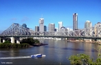 Brisbane  a capital e a maior cidade do estado de Queensland, na Austrlia. Localizada no Oceano pacfico, junto a foz do rio Brisbane,  um importante porto da Austrlia, alm de centro comercial e industrial. </br></br> Palavras-chave: Porto. Rio. Pesca. Esgoto. Poluio. Urbanizao. Economia. Centro Comercial. Indstria. Pas Desenvolvido. 