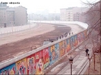 O Muro de Berlim (Berliner Mauer em alemo) foi uma realidade e um smbolo da diviso da Alemanha em duas entidades estatais, a Repblica Federal da Alemanha (RFA) e a Repblica Democrtica Alem (RDA). Este muro, alm de dividir a cidade de Berlim ao meio, simbolizava a diviso do mundo em dois blocos ou partes. </br></br> Palavras-chave: Muro de Berlim. Poltica. Segunda Guerra Mundial. Comunismo. Socialismo. Capitalismo. Alemanha. Diviso Poltica. 