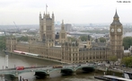 É também conhecido como Casas do Parlamento, (em inglês <em>Houses of Parliament</em>) é o palácio londrino onde estão instaladas as duas Câmaras do Parlamento do Reino Unido (a Câmara dos Lordes e a Câmara dos Comuns). O palácio fica situado na margem Norte do Rio Tamisa, no <em>Borough</em> da Cidade de <em>Westminster</em> próximo de outros edifícios governamentais ao longo da <em>Whitehall</em>. </br></br> Palavras-chave: Palácio. Parlamento. Ingleses. Rio Tamisa. Governo inglês.  