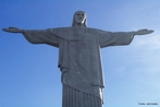 O Cristo Redentor  uma esttua localizada na cidade do Rio de Janeiro, a 709 metros acima do nvel do mar, no morro do Corcovado. De seus 38 metros, oito esto no pedestal. Foi inaugurado s 19h15 do dia 12 de outubro de 1931, depois de cerca de cinco anos de obras e no dia 7 de Julho de 2007 foi votada como uma das novas sete maravilhas do mundo. </br></br> Palavras-chave: Religio. Cristo Redentor. Brasil. Esttua. Turismo.  