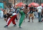 A capoeira é uma expressão cultural que mistura esporte, luta, dança, cultura popular, música e brincadeira. </br></br> Palavras-chave: Capoeira. Dança. Cultura. Brincadeira. Cultura popular. Africanos. Negros. Escravos. 