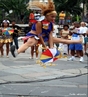 Dana do frevo em Recife. Frevo  um ritmo pernambucano derivado da marcha e do maxixe. Surgido no Recife no final do Sculo XIX, o frevo se caracteriza pelo ritmo extremamente acelerado. </br></br> Palavras-chave: Cultura. Dana. Arte. Ritmo. 