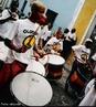 O Olodum  um Bloco-afro do carnaval da cidade do Salvador, na Bahia, atuando no combate  discriminao racial e valorizando a esttica negra. O grupo cultural Olodum, fundado pela comunidade negra de Salvador em 1979, oferece atividades culturais aos jovens, principalmente na msica, mas tambm produz peas teatrais dentre outras atividades. </br></br> Palavras-chave: Msica. Dana. Carnaval. Discriminao racial. Grupo cultural. Salvador. Bahia. Negros. Jovens. Cultura. 