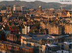 Edimburgo é uma cidade, capital e subvisão da Escócia com poderes próprios, situada na margem sul do estuário do rio <em>Forth</em>. É a capital escocesa desde 1492, sendo sede do parlamento escocês, restabelecido em 1999. Edimburgo é também uma das 32 Áreas de Conselho da Escócia, subdivisão administrativa similar aos estados brasileiros. A cidade é dominada pelo Castelo de Edimburgo construído sob uma rocha de origem vulcânica. Após a unificação do parlamento da Escócia com o da Inglaterra, Edimburgo perdeu sua importância política mas permaneceu um importante centro econômico e cultural. </br></br> Palavras-chave: Edimburgo. Cidade. Capital. Escócia. Estados. Inglaterra. 