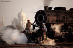 A rede ferroviria da ndia  um verdadeiro gigante! Os trens so o principal meio de transporte desse pas com mais de um bilho de habitantes. Alm do transporte dirio da populao em geral, a cultura tradicional da ndia requer que milhes de pessoas que moram longe dos parentes faam frequentes viagens a fim de comparecer a eventos familiares, como nascimentos, funerais, festividades, casamentos ou por motivo de doena. </br></br> Palavras-chave: Ferrovia. Trens. Transporte. Populao. Cultura. Viagens.